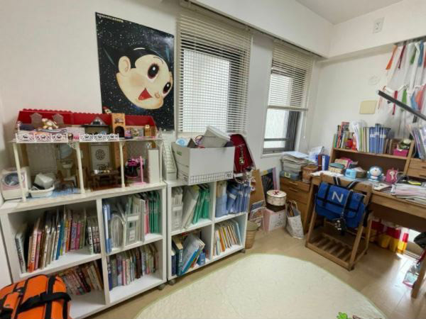 耀子さんの勉強部屋は事故前のまま。壁に貼られたアトムのポスターは、父親が子供のころから大切にしていたという1枚だ（筆者撮影）