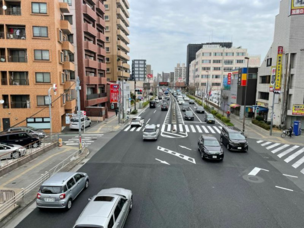 現場交差点。加害車は第一車線（一番左）を手前から走行し、赤信号を無視して交差点に進入。駐車車両を避けて右にハンドルを切りながら時速約57キロで、横断歩道を右から左へ渡っていた父娘をはねた（筆者撮影）