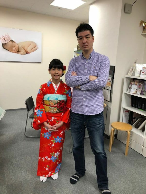 事故の前年、10歳の「ハーフ成人式」の記念にと、着物姿を撮影した耀子さん。パパとは大の仲良しだった（遺族提供）