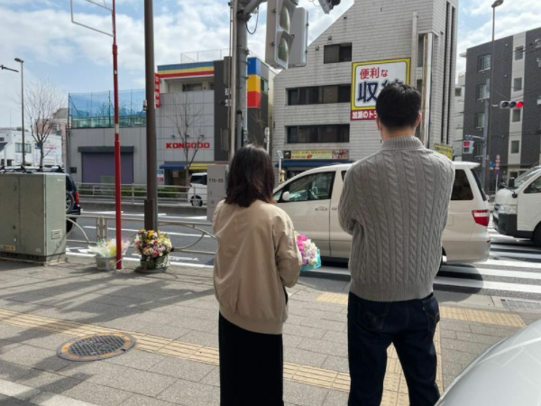 事故から1年、耀子さんが犠牲となった横断歩道を見つめる波多野さん夫妻（筆者撮影）