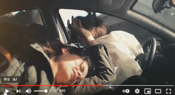NHTSA（米国運輸省道路交通安全局）が2016年に公開した動画の一コマ。スマホに気を取られてトラックと衝突した直後の場面（筆者撮影）