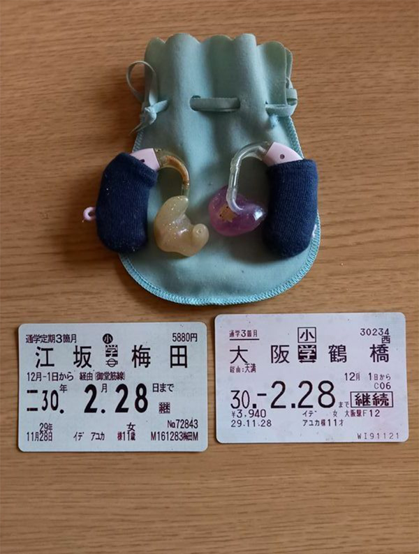 安優香さんが事故のときも装着していた補聴器と、最後の定期券（井出さん提供）