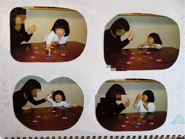 母親のさつ美さんと共に、キュードスピーチに使う図形を覚える訓練をする3歳当時の安優香さん（井出さん提供）