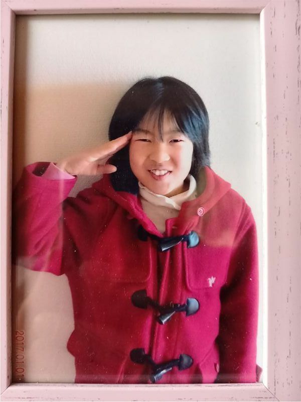 事故で亡くなった井出安優香さん（当時11）。事故の当日もこの赤いコートを身に着けていた（井出さん提供）