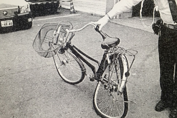 貴仁さんが乗っていた自転車。衝突の衝撃で大きく変形している（眞野さん提供）