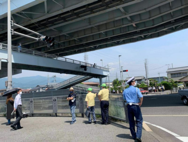 6月8日に三島市の死亡事故現場で行われた、現場診断（遺族提供）