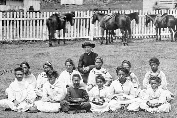 ダミアン神父とカラワオ少女合唱団。1878年頃、モロカイ島のカラウパパにて（ウィキペディアより）