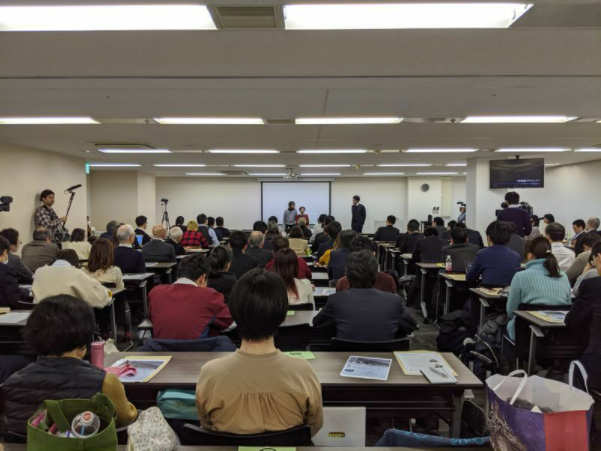 2019年12月、大阪で行われた山内泰子さんの無罪確定報告会には多くの法曹関係者やメディアが集まった（撮影／柳原三佳）