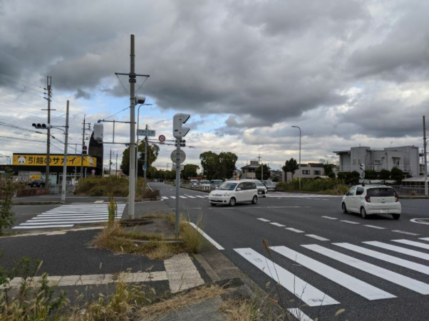 故現場交差点。裕貴さんのバイクは手前から青信号で直進。対向の加害車は写真中央の車のような角度で急な右折をしてバイクに衝突した（筆者撮影）