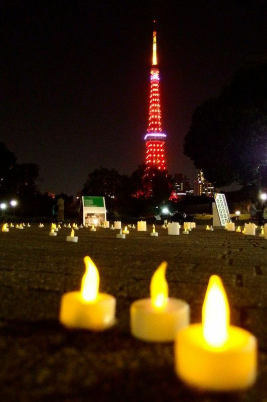 2020年11月14日、芝公園で開催された「世界道路交通被害者の日・日本フォーラム」。交通事故遺族らによって平和のキャンドルが灯された（撮影／長谷智喜氏・命と安全を守る歩車分離信号普及全国連絡会代表）