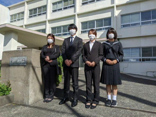 静岡地裁沼津支部にて。亡くなった仲澤勝美さんの４人の子どもたち。左から長女、長男、次女、三女（筆者撮影）