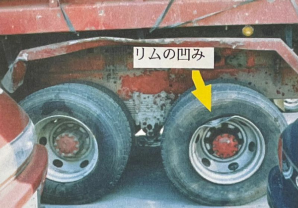 敦司さんの身体を巻き込んだ、加害トラックの左後輪（楠野さん提供）