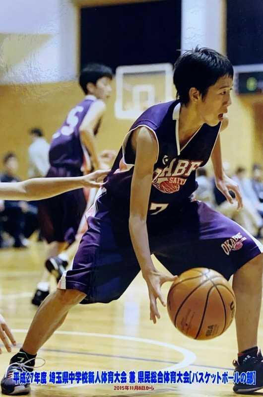 バスケットボールの選手として活躍していた麗史さん。沢山の友達に慕われた人気者だった（高田さん提供）