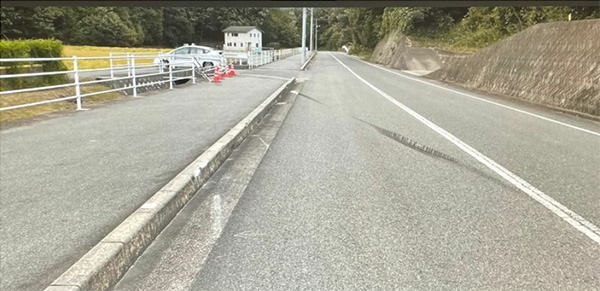 事故翌日の現場には制御不能になった車のタイヤ痕が残されていた（石田さん提供）