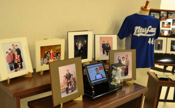 葬儀場には俊徳さんが身に着けていた野球のユニフォームと、思い出の家族写真が飾られていた（林さん提供）