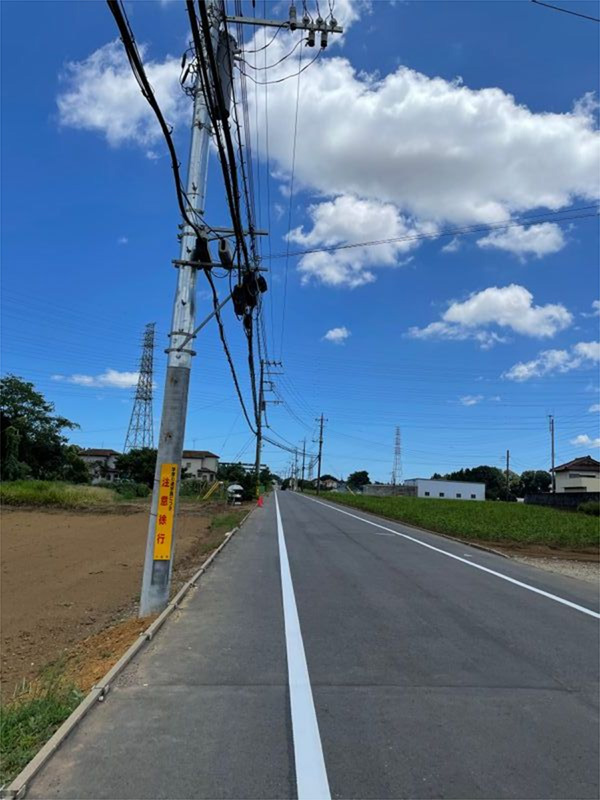 5人の児童が死傷した事故現場には、8月上旬、歩行者の安全を確保するための白線が引かれた（筆者撮影）