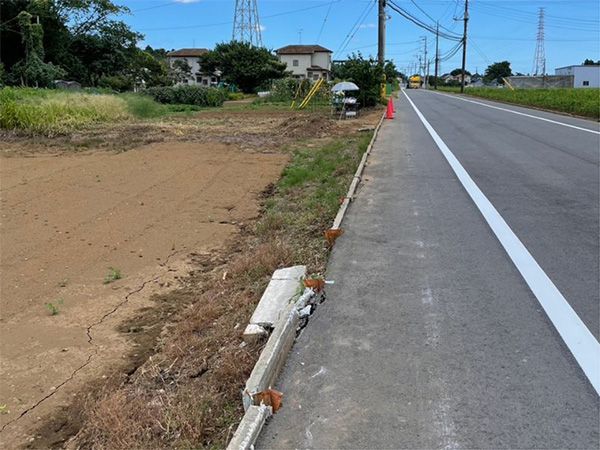 事故現場の縁石には、路外へ突っ込んだトラックの痕跡が残る（筆者撮影）