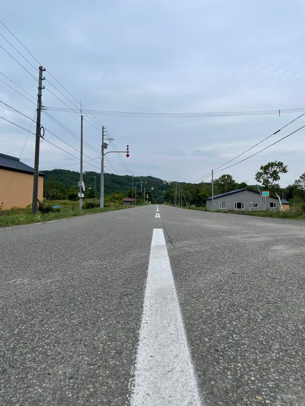 事故の現場となった直線道路（筆者撮影）