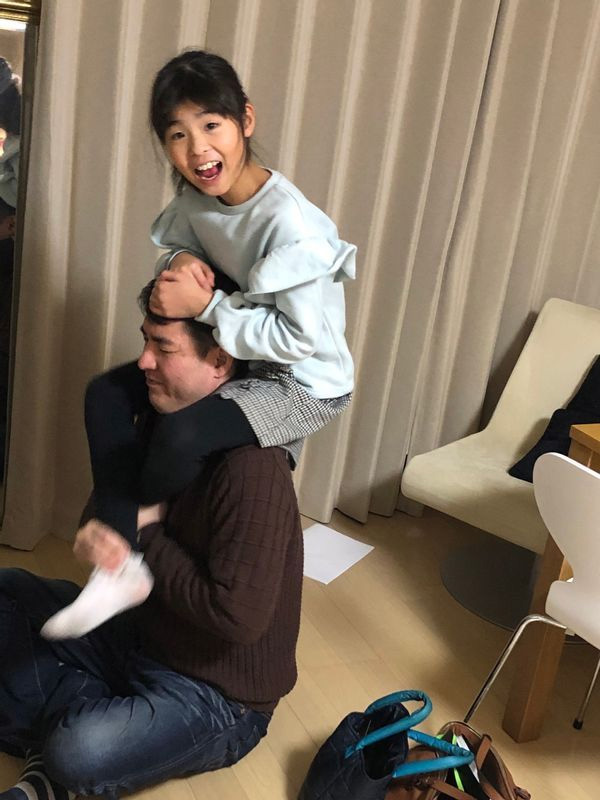 2018年のクリスマス。大好きなお父さんの肩車に乗る耀子さん（波多野さん提供）