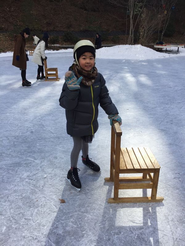 お気に入りのダウンコートでアイススケートを楽しむ耀子さん（波多野さん提供）