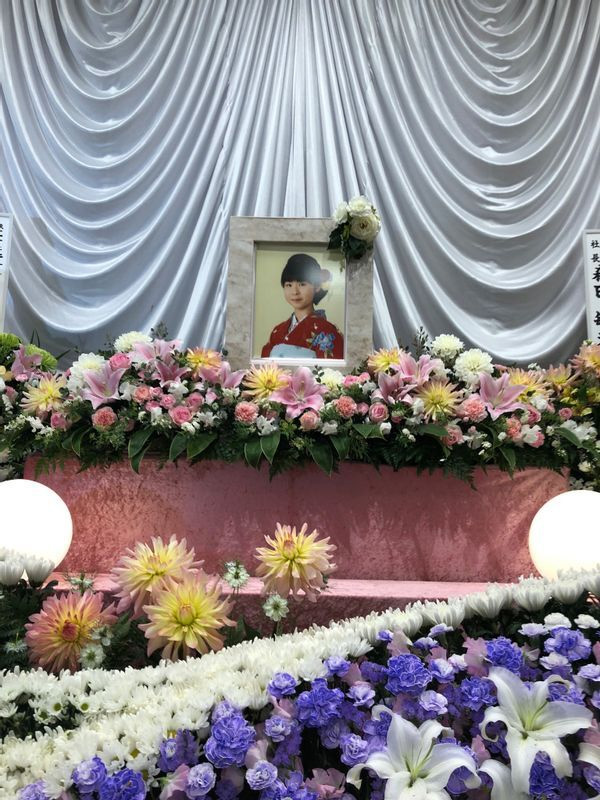 2020年3月に執り行われた耀子さんの葬儀。祭壇の前には小さな棺が置かれていた（波多野さん提供）