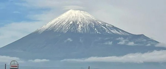当日は朝から雨模様だったが、除幕式の前には雨が上がり、富士山が見事な姿を見せた（筆者撮影）