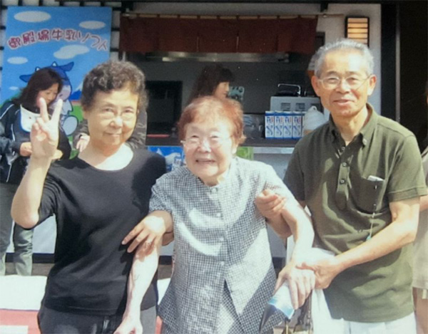 左から紀子さん、紀子さんの11歳年上の姉、夫の外志さん。紀子さんは明るく面倒見がよく、誰からも好かれていたという（遺族提供）
