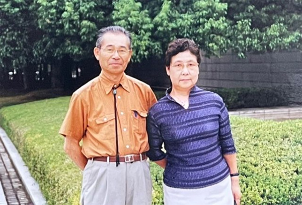 事故で亡くなった岡田登思子さん（右）と夫の外志さん（岡田さん提供）