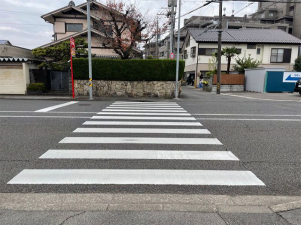 妻の登思子さんは、この横断歩道を横断中、左から一時停止をせずに走ってきた車にひき逃げされた（筆者撮影）