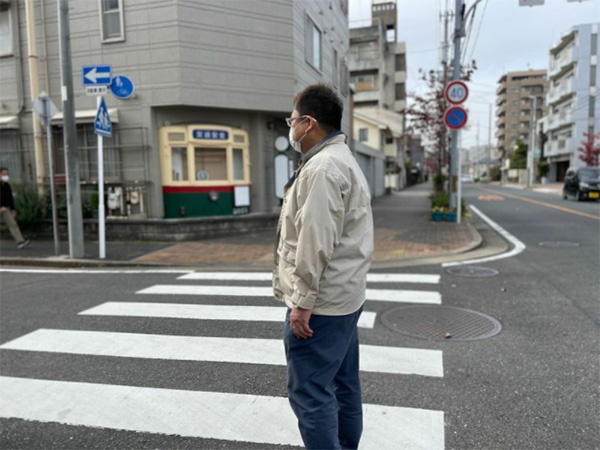 長男の貴仁さんが渡り切れなかった横断歩道に立つ父の眞野哲さん（筆者撮影）