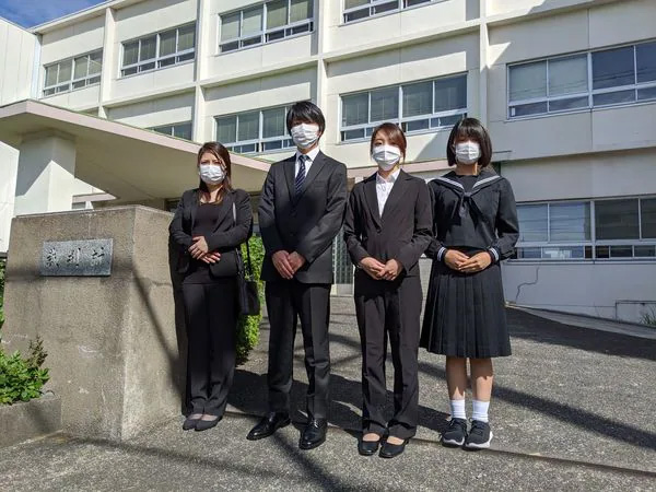 故・仲澤勝美さんの4人の子どもたち。裁判所前で（筆者撮影）