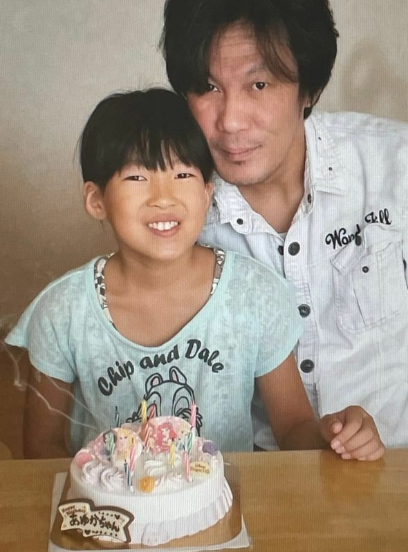 11歳の誕生日に父の勉さんと。これが安優香ちゃんにとって最後のバースデーケーキとなった（遺族提供）