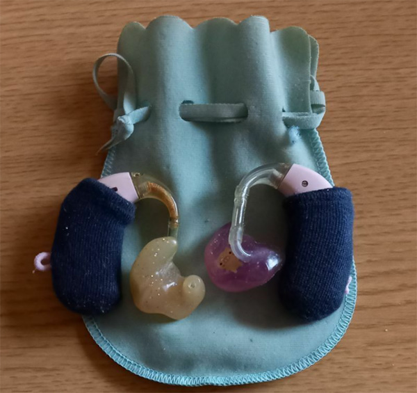 安優香さんが事故のときも身につけていた遺品の補聴器（遺族提供)
