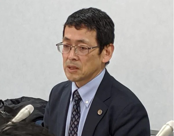 記者会見を行う秋田真志弁護士（筆者撮影）