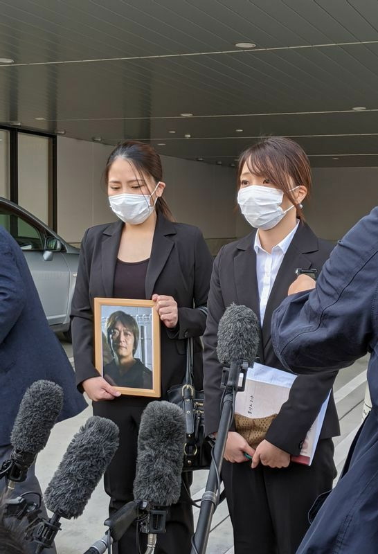 刑事裁判の後、メディアの囲み取材に応じる長女・杏梨さん（左）と次女・マリンさん（筆者撮影）