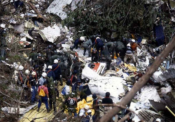 日航ジャンボ機が御巣鷹山に墜落（1985年8月13日、写真：Fujifotos／アフロ）