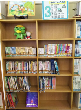 マサムネくんの小学校に設置された『心のにじ文庫』。これから本を増やしていく予定だという（理絵さん提供）
