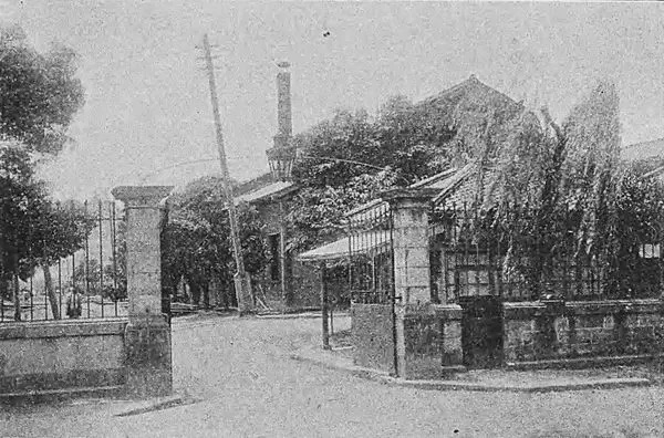 明治時代に撮影された横須賀造船所（不明Unknown author, Public domain, ウィキメディア・コモンズ経由で）