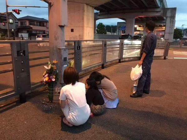 事故現場に献花する遺族（遺族提供）