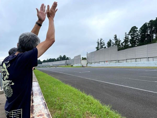 2021年9月、SSPの走行会に参加した古谷さんのライディングに拍手を送る丸野さん（筆者撮影）