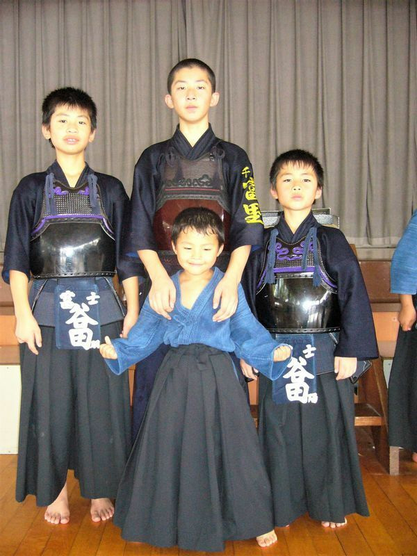 幼いころから剣道を続けてきた仲の良い谷田4兄弟。3番目の陽輔さん（右）は、小学校から高校卒業まで選手として活躍し、素晴らしい成績を残してきた（谷田さん提供）