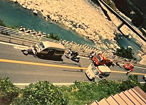 事故直後の現場。加害者のワンボックスカーは禎三さんのバイクに衝突して対向車線上に停止し、禎三さんは木曽川に転落した（緒方さん提供）
