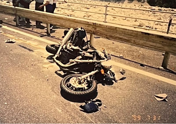 自車線を走行中、対向車に衝突された禎三さんのバイクは大きく破損していた（緒方さん提供）