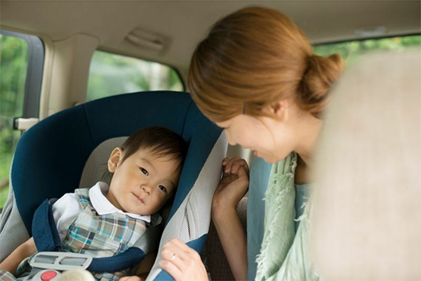 暑い夏は子どもをチャイルドシートに固定するのも大変ですが、退屈しないよう工夫してあげましょう（写真:イメージマート）