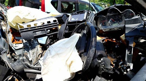 エアバッグが展開し、車内がむき出しになった事故車（遺族提供）