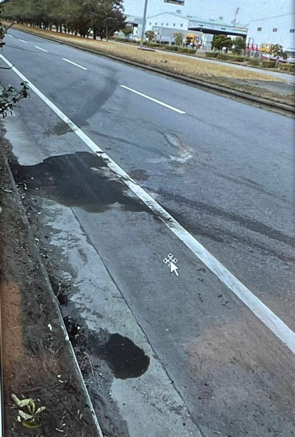 衝突後、小柳さんの車が飛ばされた場所には、衝突の激しさを感じさせる痕跡が残されていた（遺族提供）