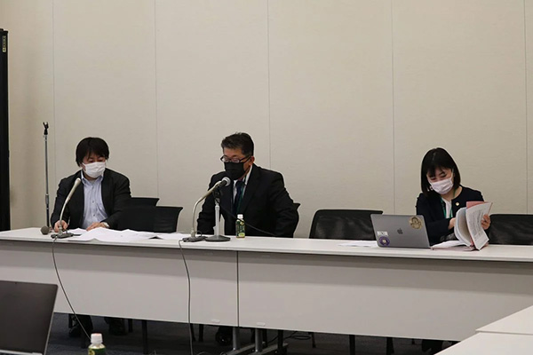 議員会見で記者会見する岡林さん（写真中央。遺族提供）