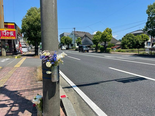 天草市の死亡事故現場に供えられた花（筆者撮影）