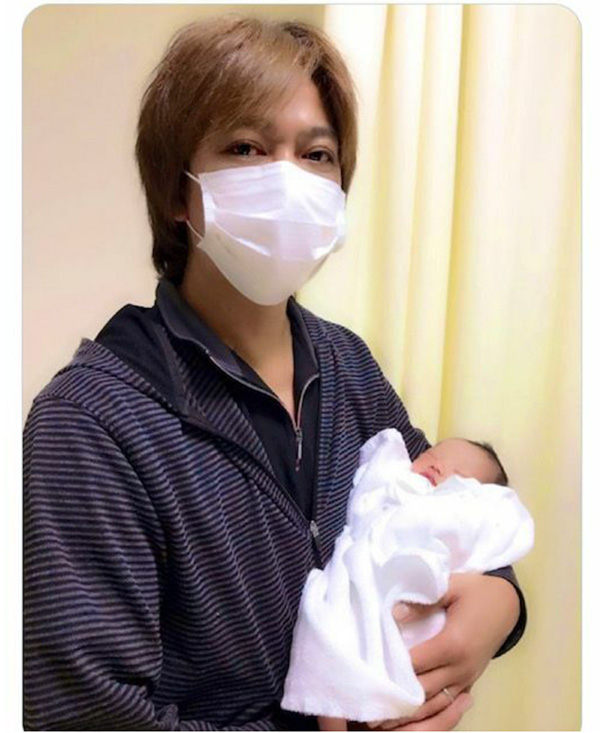事故に遭う直前の仲澤勝美さん。子煩悩だった勝美さんは、事故の前日も杏梨さんの赤ちゃんを微笑みながら抱きしめてくれていたという（杏梨さんのツイッターより）