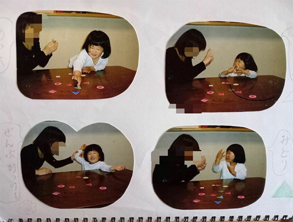 母親のさつ美さんと共に、キュードスピーチに使う図形を覚える訓練をする3歳当時の安優香さん（遺族提供）